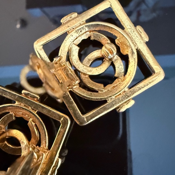 LOT 2065a 24K gold plated CHANEL vintage square CC logo clip on earrings - Picture 3 of 9